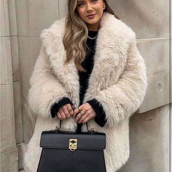 Elegant Cream Faux Fur Coat - Picture 5 of 5